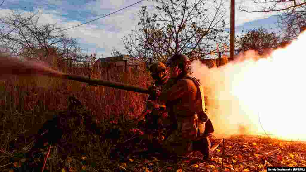 Ukrán katonák egy SPG&ndash;9-es páncéltörővel lőnek a kelet-ukrajnai Avgyijivkában november 8-án. Az oroszok több hete próbálják bekeríteni az ipari várost, de heves ukrán ellenállásba ütköztek