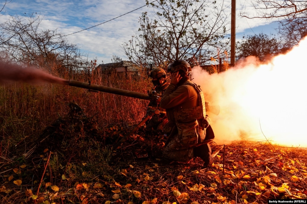 Le forze ucraine hanno lanciato un lanciagranate anticarro SPG-9 contro le truppe russe nella città di Avdiyivka, nell'Ucraina orientale, l'8 novembre. Le truppe russe hanno tentato per diverse settimane di circondare la città industriale, ma hanno incontrato una feroce resistenza ucraina.