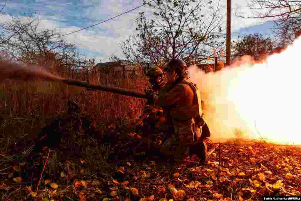 Украинские военные стреляют из противотанкового гранатомёта СПГ-9 по российским позициям в Авдеевке, городе на востоке Украины, 8 ноября. Российские войска уже несколько недель пытаются окружить промышленный город, но встречают ожесточённое сопротивление со стороны украинских сил
