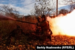 Спецпризначенці з «Омеги» НГУ на позиціях в Авдіївці стріляють зі станкового протитанкового гранатомету СПГ-9 по російських військах, 8 листопада 2023 року