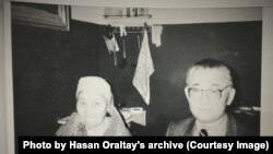 Хасен Оралтайдың Ахмет Байтұрсынұлының қызы Шолпан апамен (сол жақта) кездесуі. 1992 жыл. Хасен Оралтайдың Ұлттық академиялық кітапханадағы жеке қорынан. Астана.