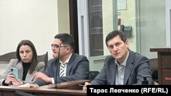 Андрій Одарченко зі своїми захисниками на засіданні Вищого антикорупційного суду, 22 листопада 2023 року 