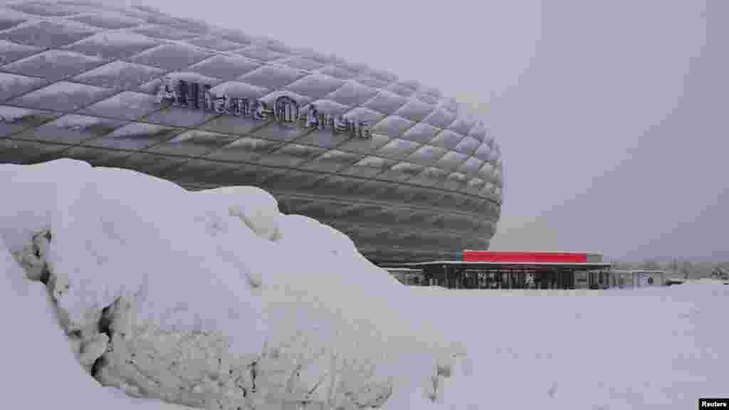 Hó borítja a Bayern München Allianz Arénáját, miután december 2-án súlyos havazás volt Münchenben. A zord időjárás miatt elnapolták a mérkőzéseket, leállították a vonatokat, lezárták a repülőteret és bezárták a karácsonyi vásárokat