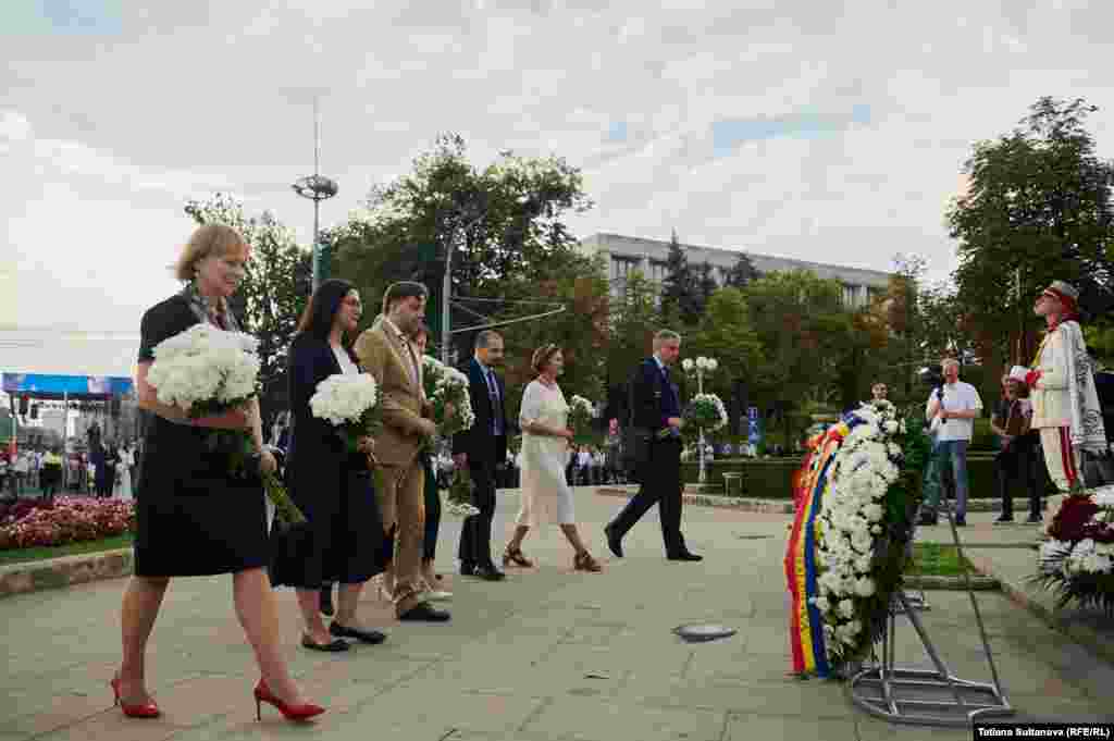 Membrii guvernului au depus flori la monumentul lui Ștefan cel Mare și Sfânt din centrul capitalei. Pe lângă miniștri, la ceremonia solemnă au participat diplomați străini și funcționari publici din Chișinău.