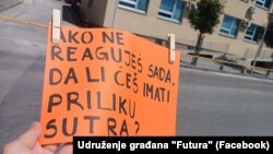 Jedan od natpisa okačenih u Gradačcu na dan protestne šetnje