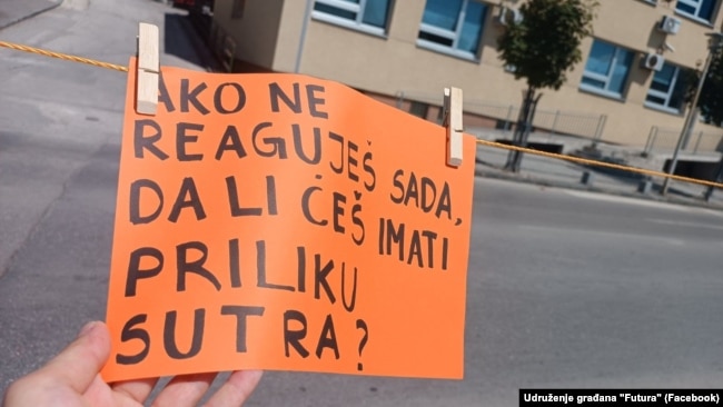 Jedan od natpisa okačenih u Gradačcu na dan protestne šetnje