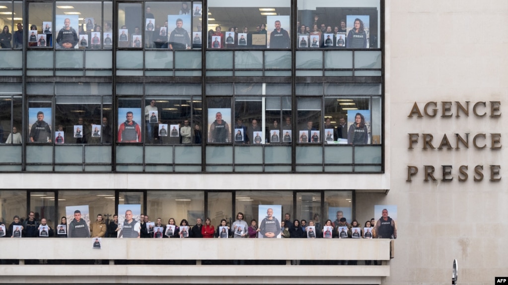 ابراز حمایت کارکنان خبرگزاری فرانسه از خبرنگاران در غزه، در مقر این سازمان خبری در پاریس