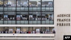ابراز حمایت کارکنان خبرگزاری فرانسه از خبرنگاران در غزه، در مقر این سازمان خبری در پاریس