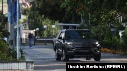 Автомобил со дипломатски таблички во дворот на владината зграда во Приштина