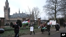 Demonstranti ispred Međunarodnog suda pravde u Hagu u slučaju tužbe protiv Izraela, Holandija, 11. januara 2024.