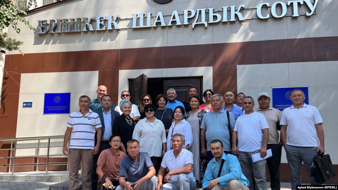 Кемпир-Абад иши боюнча айыпталгандардын бир бөлүгү жана алардын адвокаттары. Бишкек шаардык соту. 23-август, 2024-жыл.