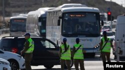 Израил түрмөсүнөн бошотулган палестиндерди алып бараткан автобустар.