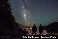 Alte fenomene interesante, vizibile cu ochiul liber sunt sunt Aurorele Boreale, eclipsele sau halourile.