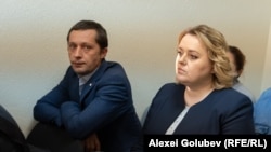 Deputata Irina Lozovan împreună cu soțul ei, consilierul raional de la Ocnița al partidului „Renaștere”, Pavel Gârleanu, la Curtea de Justiție