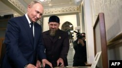 Vladimir Putin (lijevo) i Ramzan Kadirov u Groznom, Čečenija, 20. avgusta 2024.