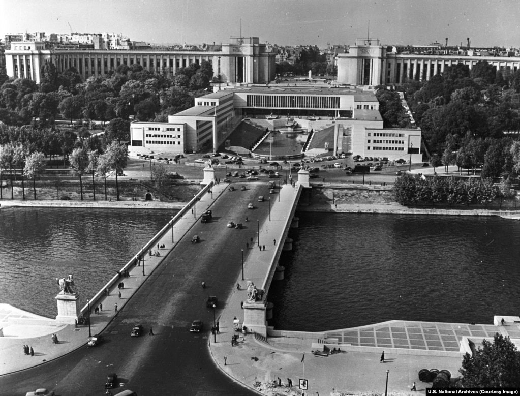 Selia e përkohshme e NATO-s në Paris, fotografuar në fillim të viteve 1950. Drejtori i Çështjeve Evropiane të Amerikës, John D. Hickerson, në vitin 1948, bëri thirrje që Shtetet e Bashkuara të tregojnë &quot;prova konkrete të vendosmërisë amerikane për t&#39;u rezistuar shkeljeve të mëtejshme komuniste&quot; në të gjithë Evropën. &quot;Gatishmëria për të luftuar për lirinë është e lidhur ngushtë me forcën e ndihmës në dispozicion&quot;, vuri në dukje diplomati. &nbsp;