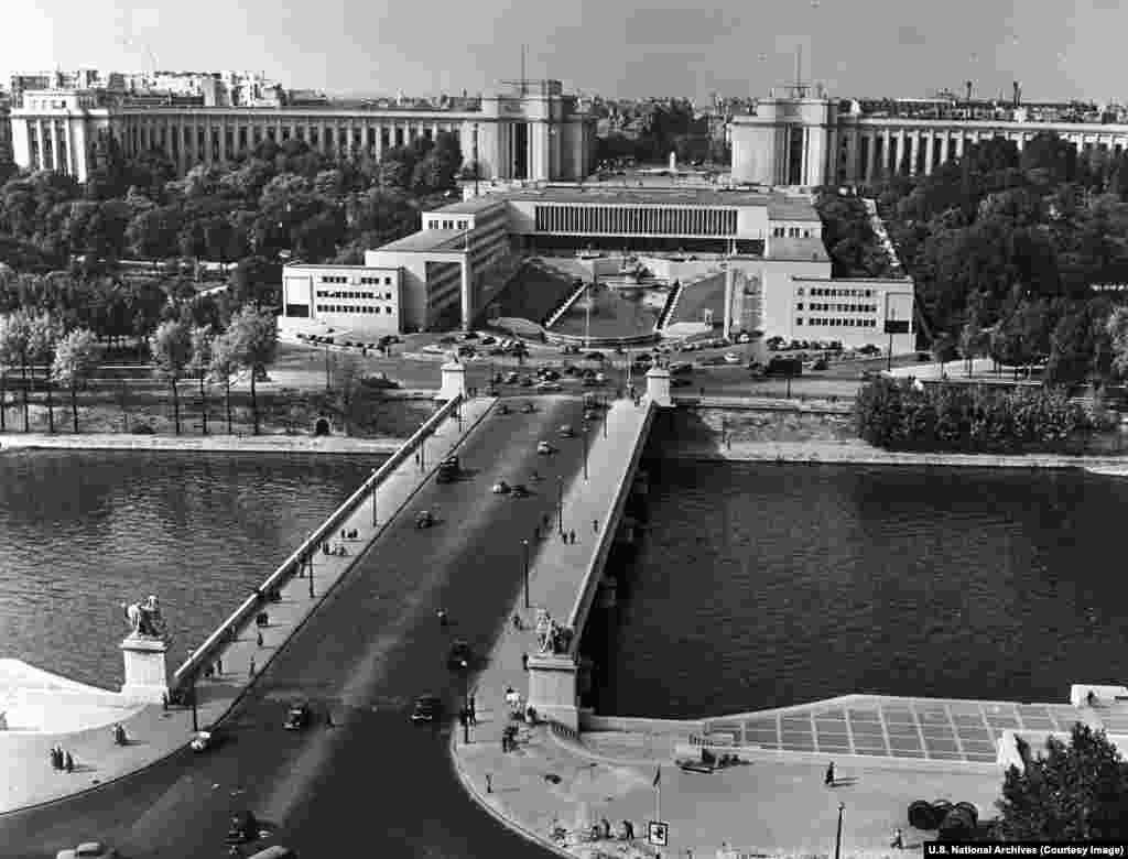 Selia e përkohshme e NATO-s në Paris, fotografuar në fillim të viteve 1950. Drejtori i Çështjeve Evropiane të Amerikës, John D. Hickerson, në vitin 1948, bëri thirrje që Shtetet e Bashkuara të tregojnë &quot;prova konkrete të vendosmërisë amerikane për t&#39;u rezistuar shkeljeve të mëtejshme komuniste&quot; në të gjithë Evropën. &quot;Gatishmëria për të luftuar për lirinë është e lidhur ngushtë me forcën e ndihmës në dispozicion&quot;, vuri në dukje diplomati. &nbsp;