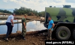 Cisterne Vojske Srbije isporučuju vodu na Suvoj Planini, Srbija, avgust 2024.