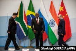 Chinese leader Xi Jinping, South African President Cyril Ramaphosa, and Russian President Vladimir Putin arrive for the 10th BRICS summit in Johannesburg in 2018.