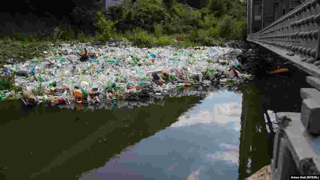 Shishe të plastikës, bidonë dhe mbetje të tjera në një pjesë të lumit Lepenc, që nga banorët lokalë njihet si &ldquo;Guri i shpuar&rdquo;, Kaçanik, Kosovë.&nbsp;