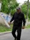 Pensionistët ukrainas që ikën më këmbë përgjatë frontit të luftës