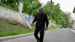 Pensionistët ukrainas që ikën më këmbë përgjatë frontit të luftës