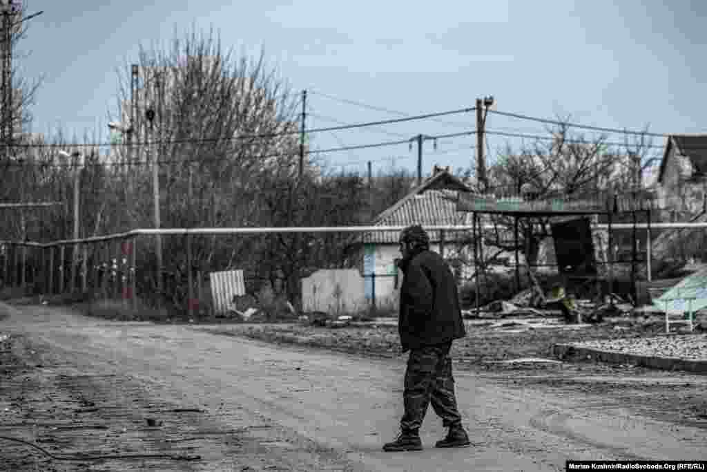 Людям доводиться шукати обігрів власними силами. Цей чоловік йде за деревом до кількох розбитих будівель