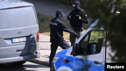 Германиядагы полиция кызматкерлери кезектеги рейд маалында. 22-март, 2023-жыл. Жаңылыкка тиешеси жок сүрөт, иллюстрация катары тиркелди.