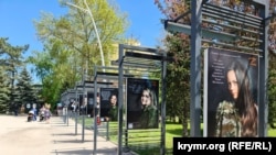 Выставка в Гагаринском парке о женщинах, поддерживающих войну России против Украины. Симферополь, май 2023 года