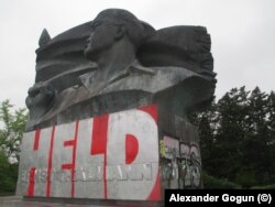 Памятник главе КПГ, соучастнику Гамбургского мятежа 1923 г. и сталинисту Эрнсту Тельману в стиле тоталитарного монументализма, надпись краской на постаменте – «Герой».