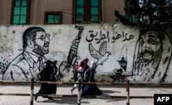 تصویری از احمد رمضان و عبدالعزیز الرنتیسی بر دیواری در غزه