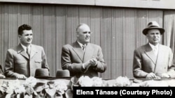 Primul dictator comunist din România a fost Gheorghe Gheorghiu Dej (la mijloc), cu binecuvântarea lui Stalin, liderul de la Moscova. Acesta fost succedat de Hrușciov (stânga), aici la 1 Mai 1960 când când a vizitat România. Nicolae Ceaușescu (dreapta) va veni la putere în 1965.