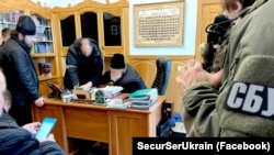 У СБУ зазначають, що експертиза підтвердила, що у знайдених примірниках виправдовувалася війна РФ проти України, містилися заклики до міжконфесійної ворожнечі. Фото ілюстративне 