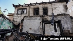 Zapaljena kuća porodice Spasolji u naselju Bošnjačka mahala u Severnoj Mitrovici, 11. oktobra 2023.