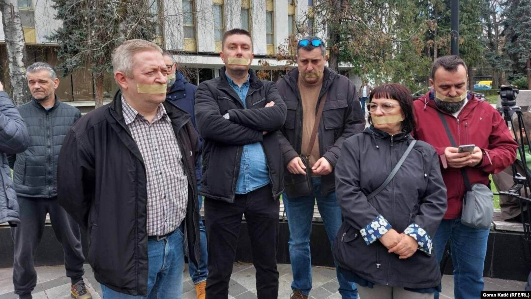 Новинарите спонтано се собраа пред Народното собрание на Република Српска во Бања Лука, каде што протестираа против најавената криминализација на клеветата во тој ентитет во Босна и Херцеговина