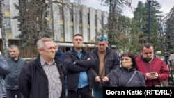 Novinari sa trakama na ustima na protestima protiv kriminalizacije klevete ispred Skupštine RS, Banjaluka, Mart 14, 2023.