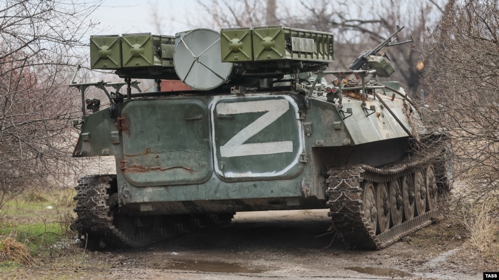 Російський зенітно-ракетного комплексу (ЗРК)«Стріла-10» на окупованый Донеччині із буквою Z, що стала символом вторнення Росії в Україну