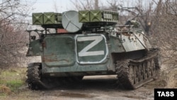 Російський зенітно-ракетного комплексу (ЗРК)«Стріла-10» на окупованый Донеччині із буквою Z, що стала символом вторнення Росії в Україну