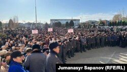 Қорасув бозорининг иш ташлаган савдогарлари.