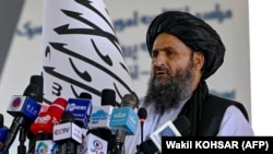 په افغانستان کې د طالبانو حکومت د ریاست الوزرا اقتصادي مرستیال ملا عبدالغني برادر په کابل کې يوې غونډې ته وينا کوي ـ انځور له ارشيفه