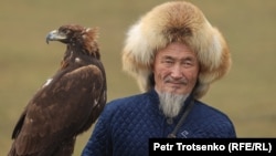 Охотник-беркутчи со своей птицей. Алматинская область, 13 октября 2023 года.