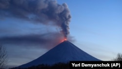 Vulcanul Kliucevskoi, unul din cele mai active din lume, a început să erupă după cutremurul de miercuri.