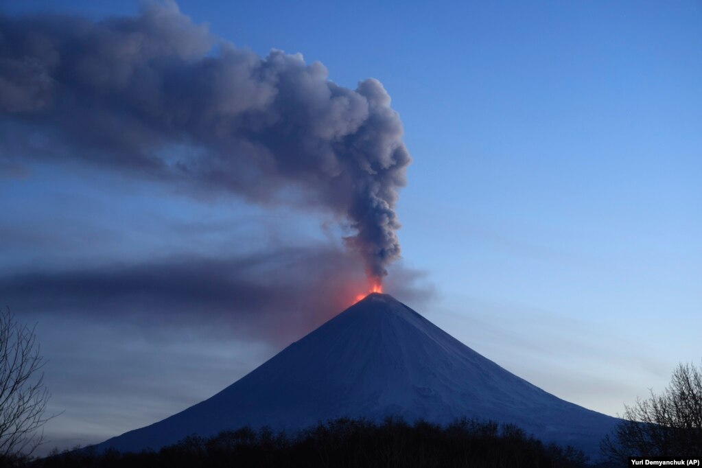 Vullkani Klyuchevskoy, një nga vullkanet më të larta aktive në botë, ka shpërthyer në gadishullin verior të Kamçatkës të Rusisë.