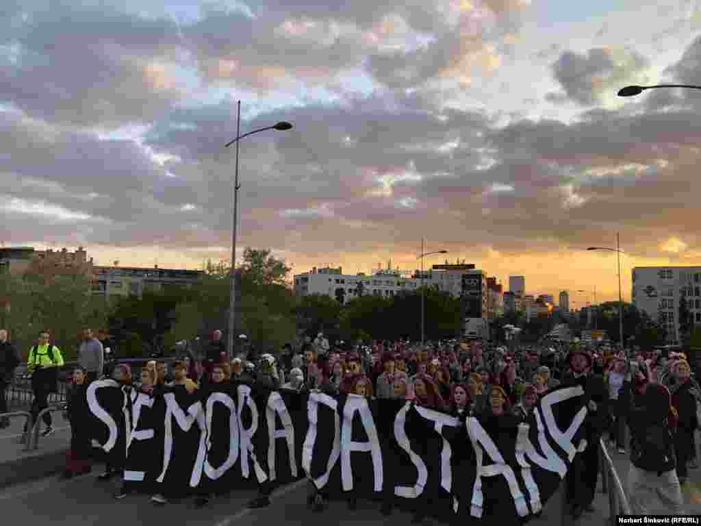 - na fotografiji: sa protesta u Novom Sadu, 8. maj. Na protest su, pored ostalih, pozvale Stranka slobode i pravde, Demokratska stranka, Pokret slobodnih građana, Narodna stranka, stranka Zajedno, Zeleno levi front/Ne davimo Beograd.