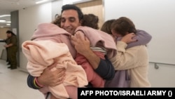 Израелец посреща съпругата си и двете си дъщерички - на 2 и 4 години, които бяха част от първата група заложници, освободени от Хамас