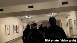 Група маскирани членови на „Златна зора“ упаднаа на изложбата на Сергеј Андреевски во Солун