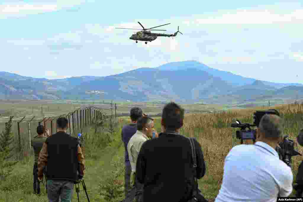 Një grup gazetarësh ndërkombëtarë duke filmuar një helikopter ushtarak të paqeruajtësve rusë teksa fluturon mbi një fushë jashtë Xankendit më 2 tetor. Autoritetet armene kanë akuzuar paqeruajtësit rusë që u dislokuan në Nagorno-Karabak pas luftës së vitit 2020 se qëndruan pranë dhe nuk arritën të ndalonin sulmin e Azerbajxhanit. Moska ka hedhur poshtë akuzat, duke argumentuar se trupat e saj nuk kishin mandat për të ndërhyrë.