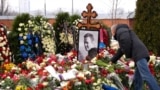 Hundreds Visit Navalny's Grave Under Police Surveillance