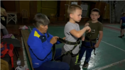 O alpinistă ucraineană de 83 de ani sfidează bombele și reînvie un club pentru copii