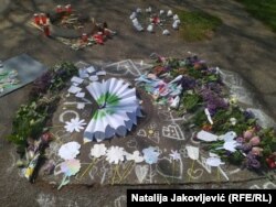 Cveće i dečiji crteži u znak sećanja na preminule, Bačka Topola, Srbija, 5. maj 2023.